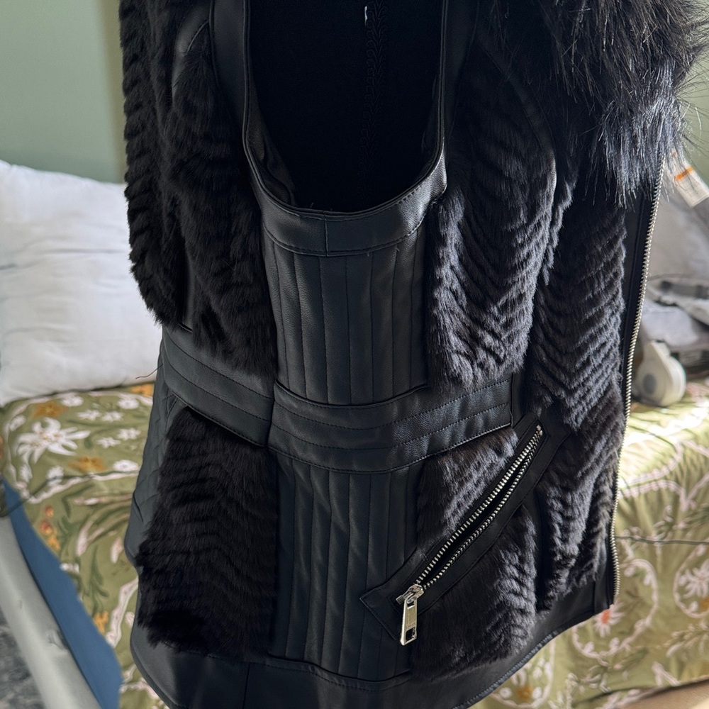 Guess Black Fur-Trimmed Women's Vest. - Picture 5 of 10